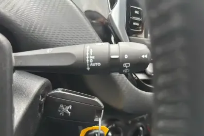 Photo 19 Peugeot 208  PureTech 82ch S&S BVM5