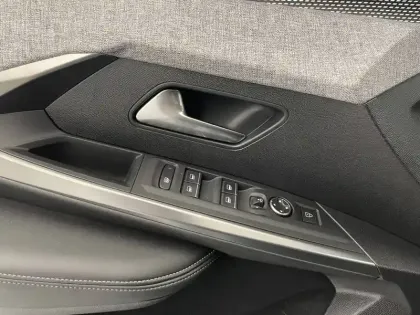 Photo 31 Peugeot 5008  Hybrid 136 e-DCS6