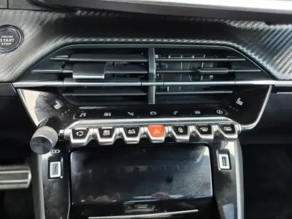 Photo 14 Peugeot 208  e- 136ch GT Pack