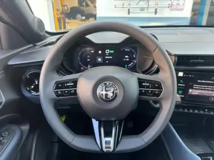 Photo 8 Alfa Romeo Junior  Elettrica 156ch Techno