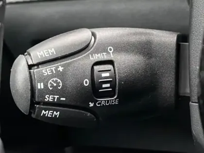 Photo 7 Peugeot 2008  1.2 Hybrid 145ch Allure e-DCS6