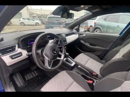 Photo 8 Renault Clio  1.6 E-Tech hybride 140ch Limited -21N