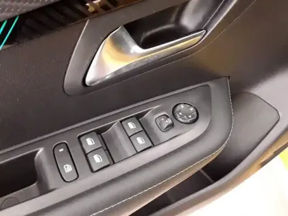 Photo 43 Peugeot 208  PureTech 100 S&S BVM6