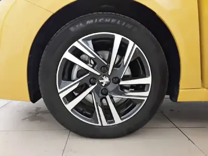 Photo 32 Peugeot 208  PureTech 100 S&S BVM6