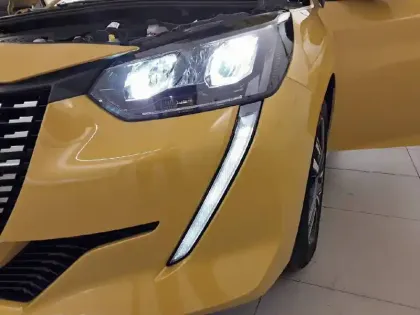 Photo 35 Peugeot 208  PureTech 100 S&S BVM6