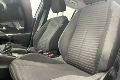 Photo 12 Peugeot 2008  PureTech 130 S&S BVM6