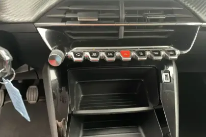 Photo 15 Peugeot 2008  PureTech 130 S&S BVM6