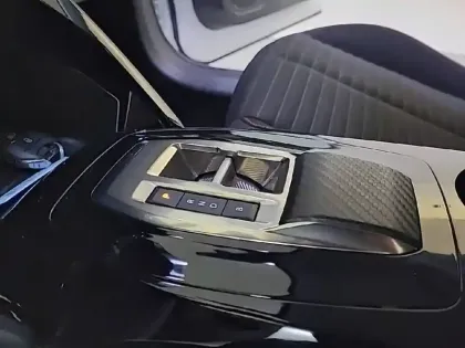 Photo 33 Peugeot 208  Electrique 50 kWh 136ch