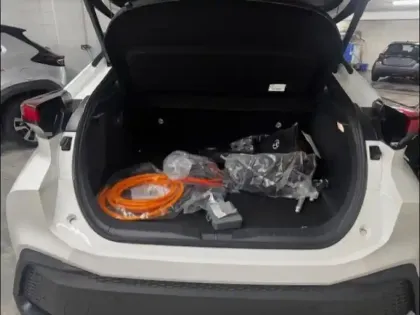 Photo 8 Toyota C-HR  2.0 Hybride Rechargeable 225ch Design MY25