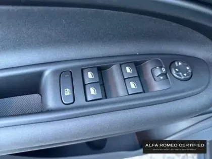 Photo 14 Alfa Romeo Junior  1.2 Ibrida 136ch Speciale DCT6