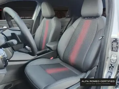 Photo 8 Alfa Romeo Junior  1.2 Ibrida 136ch Speciale DCT6