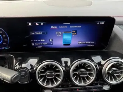 Photo 30 Mercedes EQA 250+ AMG Line 190 4x2 Carplay Toit ouvrant Angle