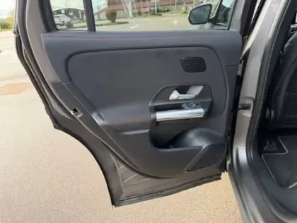 Photo 15 Mercedes EQA 250+ AMG Line 190 4x2 Carplay Toit ouvrant Angle