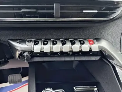 Photo 12 Peugeot 3008  Hybrid 225 e-EAT8 Allure