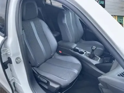 Photo 8 Peugeot 2008  PureTech 130 S&S BVM6 Allure