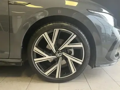 Photo 8 Volkswagen Golf  1.5 eTSI OPF 150ch R-Line DSG7