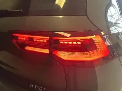 Photo 13 Volkswagen Golf  1.5 eTSI OPF 150ch R-Line DSG7