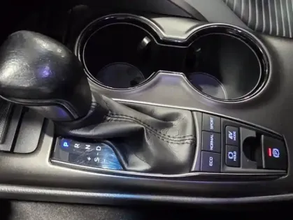 Photo 12 Toyota Camry  Hybride 218ch Design