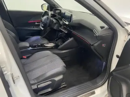 Photo 13 Peugeot 2008  e- 136ch GT