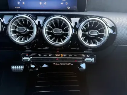 Photo 12 Mercedes Classe A 180 d AMG Line