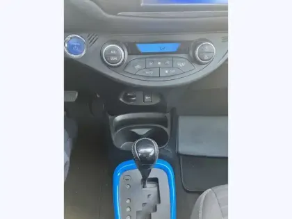 Photo 13 Toyota Yaris Hybride 1.5 VVT-I HYBRID Cyan Edition