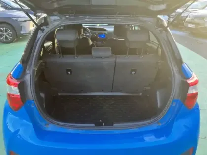 Photo 8 Toyota Yaris Hybride 1.5 VVT-I HYBRID Cyan Edition