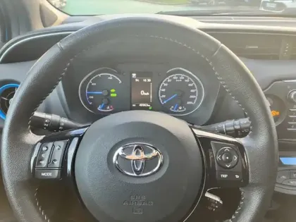 Photo 15 Toyota Yaris Hybride 1.5 VVT-I HYBRID Cyan Edition