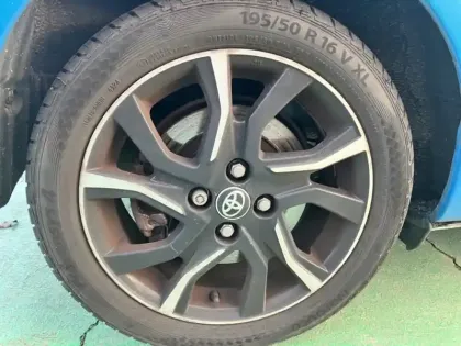 Photo 9 Toyota Yaris Hybride 1.5 VVT-I HYBRID Cyan Edition