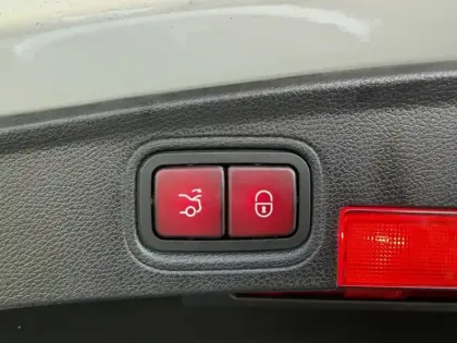 Photo 24 Mercedes Classe C Gén. IV (C205) Ph2 AMG 2