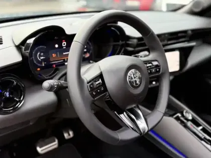 Photo 8 Alfa Romeo Junior  1.2 Ibrida 145ch Premium e-DCT6 Q4