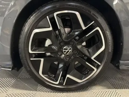 Photo 8 Volkswagen Golf  1.5 eTSI EVO2 150ch R-Line Edition DSG7