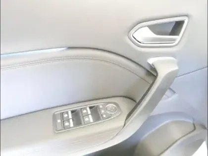 Photo 12 Renault Captur  1.6 E-Tech hybride rechargeable 160ch Initiale Paris -21