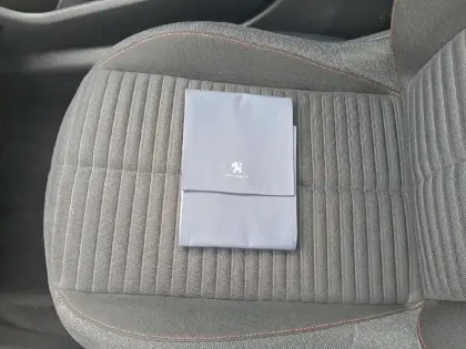 Photo 23 Peugeot 208  PureTech 75 S&S BVM5