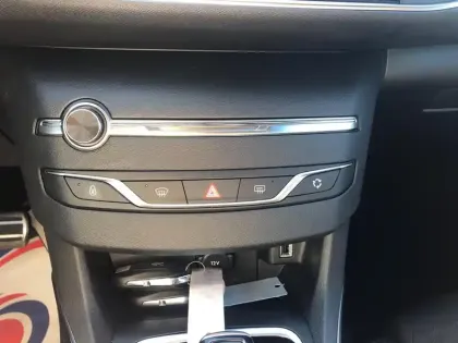 Photo 11 Peugeot 308  PureTech 130ch S&S EAT8