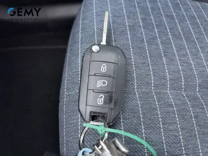 Photo 14 Peugeot 208  PureTech 75 S&S BVM5