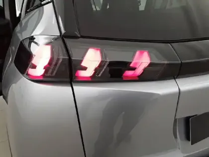 Photo 16 Peugeot 2008  Electrique 136 ch