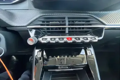 Photo 16 Peugeot 208  Hybrid 110 e-DCS6