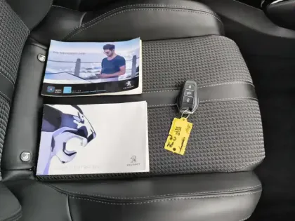 Photo 23 Peugeot 208  PureTech 100 S&S BVM6