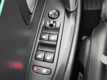 Photo 15 Peugeot 208  PureTech 100 S&S BVM6