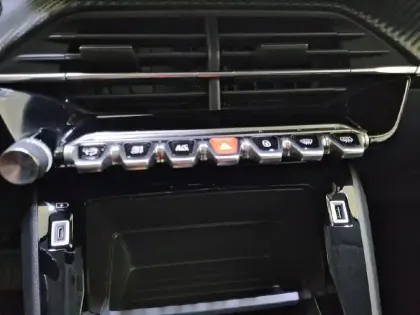 Photo 24 Peugeot 208  Electrique 50 kWh 136ch