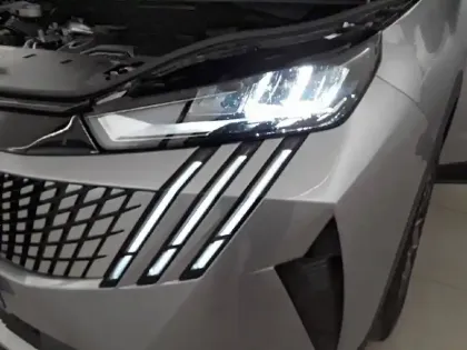 Photo 15 Peugeot 5008  Hybrid 136 e-DCS6