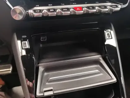 Photo 13 Peugeot 208  PureTech 130 S&S EAT8