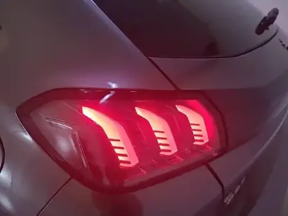 Photo 16 Peugeot 208  PureTech 100 S&S BVM6