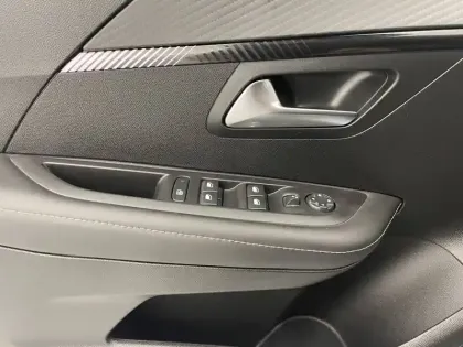 Photo 27 Peugeot 208  Hybrid 100 e-DCS6