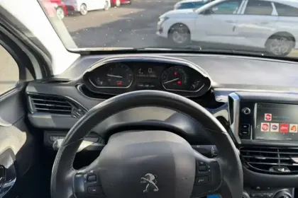 Photo 16 Peugeot 208  PureTech 82ch S&S BVM5