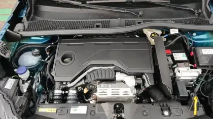 Photo 96 Peugeot 2008  Hybrid 145 e-DCS6