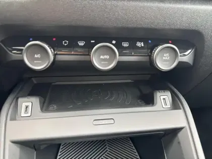 Photo 11 Citroën C4  X Hybride 136 e-DCS6