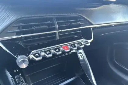 Photo 16 Peugeot 208  PureTech 75 S&S BVM5