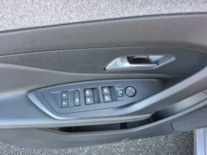 Photo 14 Peugeot 308  SW Hybrid 136 e-DCS6