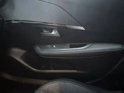 Photo 16 Peugeot 208  PureTech 100 S&S BVM6